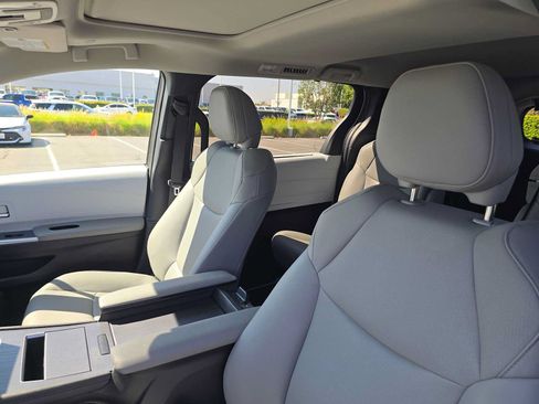 Used 2026 Toyota Sienna XLE FWD image 23