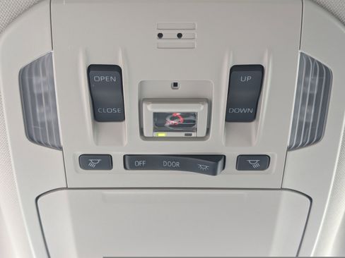 Used 2023 Toyota Highlander XLE image 27