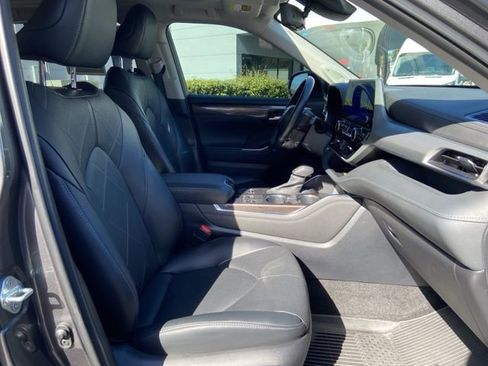 Used 2023 Toyota Highlander Platinum FWD image 19