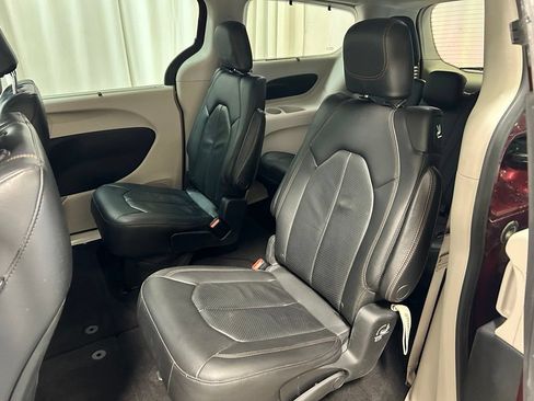 Used 2018 Chrysler Pacifica Touring-L FWD image 6