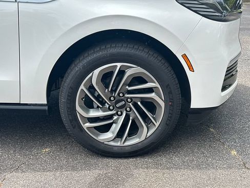 New 2026 Lincoln Navigator Reserve AWD/4WD image 12