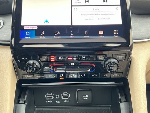 Used 2024 Jeep Grand Cherokee Limited w/ Luxury Tech Group II image 23