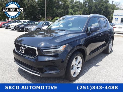 Used 2020 Volvo XC40 T5 Momentum image 1