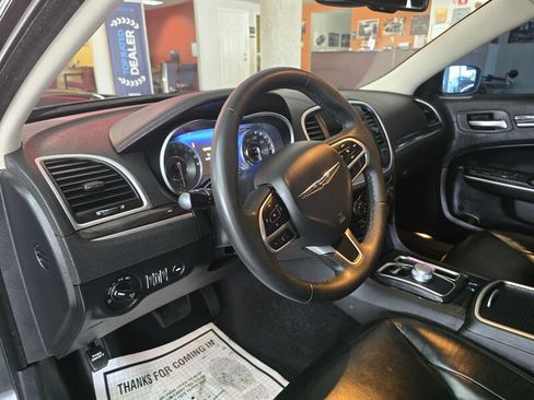 Used 2022 Chrysler 300 Touring L image 8