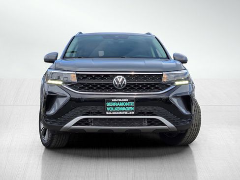 Used 2024 Volkswagen Taos SE image 2