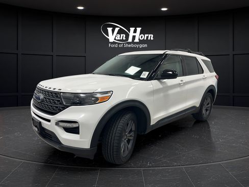 Used 2022 Ford Explorer XLT w/ Equipment Group 202A AWD/4WD image 3