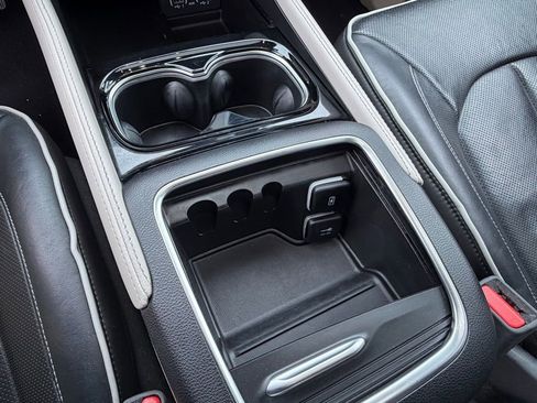 Certified 2024 Chrysler Pacifica Limited image 29