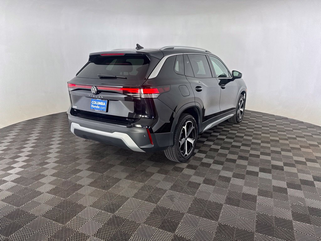 Used 2025 Volkswagen Tiguan SE AWD/4WD image 7