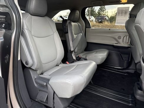 Used 2021 Toyota Sienna XLE image 27