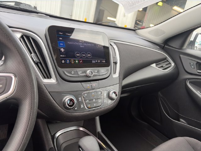 Used 2025 Chevrolet Malibu LT FWD image 17