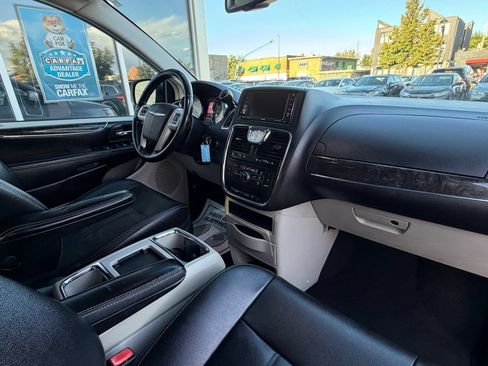 Used 2014 Chrysler Town & Country Touring FWD image 15