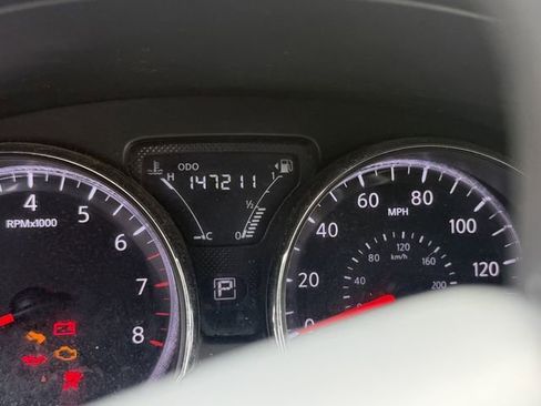 Used 2015 Nissan Versa FWD image 9