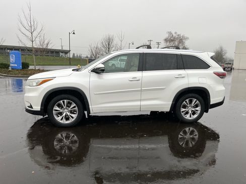 Used 2015 Toyota Highlander XLE image 2