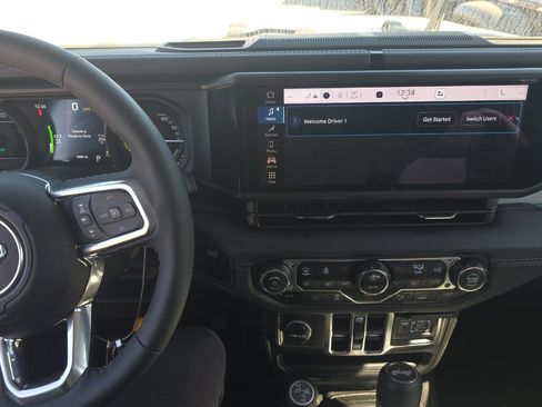 Used 2025 Jeep Wrangler Unlimited Sahara w/ Safety Group image 9