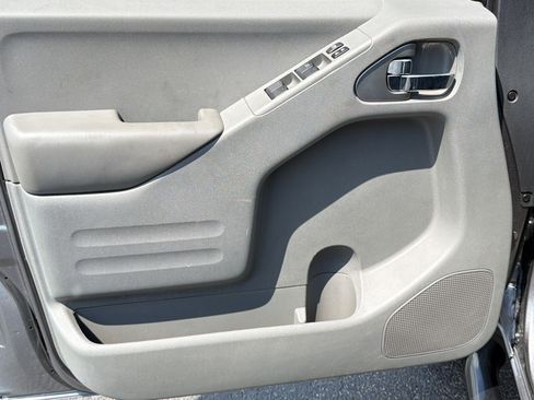 Used 2018 Nissan Frontier SV image 12