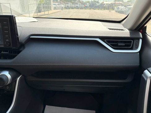 Used 2021 Toyota RAV4 LE AWD/4WD image 20