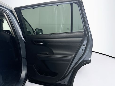 Used 2020 Toyota Highlander XLE FWD image 33