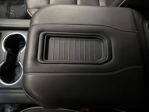 Used 2024 GMC Yukon XL SLT image 22