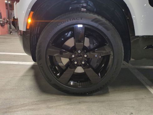 New 2026 Land Rover Defender 110 X-Dynamic SE image 9