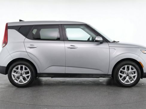 Used 2025 Kia Soul LX w/ LX Technology Package FWD image 11