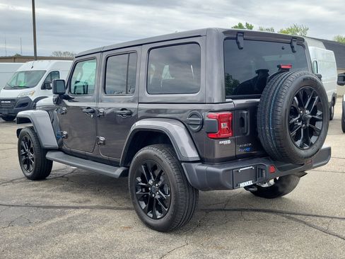 Used 2025 Jeep Wrangler Unlimited Sahara AWD/4WD image 16