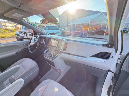 Used 2019 Toyota Sienna L image 17