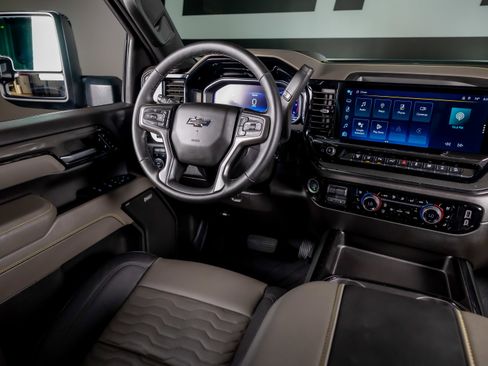 Used 2024 Chevrolet Silverado 2500 ZR2 w/ Technology Package image 6