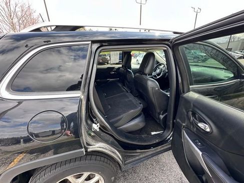 Used 2018 Jeep Cherokee Latitude Plus w/ Cold Weather Group image 9