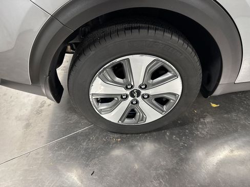 Certified 2022 Kia Niro LX image 13