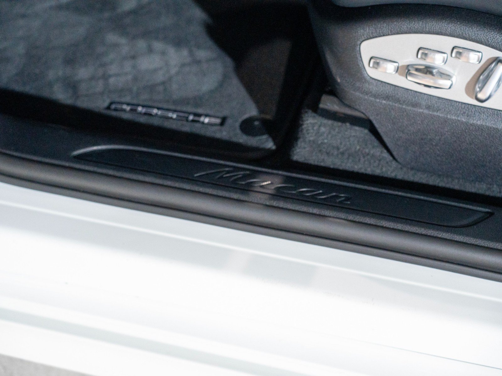 Certified 2022 Porsche Macan AWD/4WD image 12