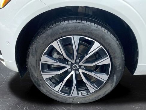 Used 2023 Volvo XC60 B5 Plus image 31