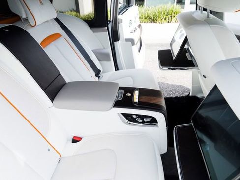 Used 2023 Rolls-Royce Cullinan w/ Cullinan Package image 33