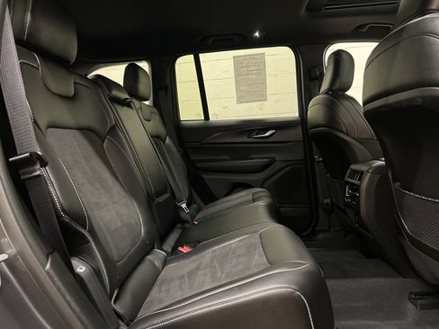 Used 2023 Jeep Grand Cherokee Altitude image 9