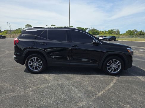 Used 2024 GMC Terrain SLT AWD/4WD image 3