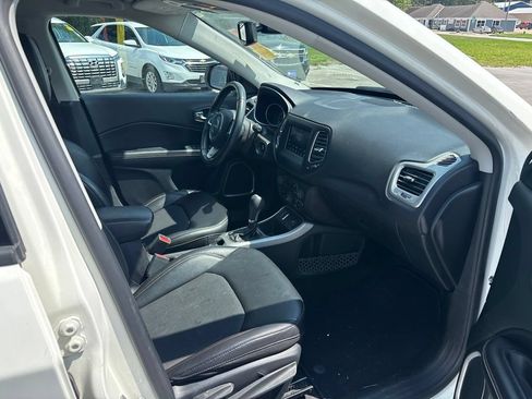 Used 2019 Jeep Compass Latitude FWD image 11