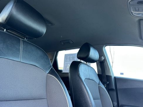 Used 2022 Kia Niro EX image 18