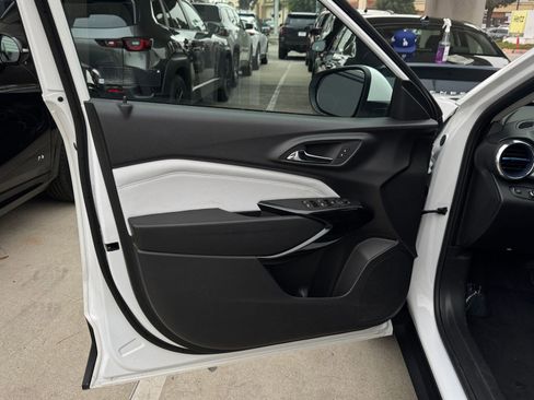 Used 2025 Chevrolet Trax LT image 20