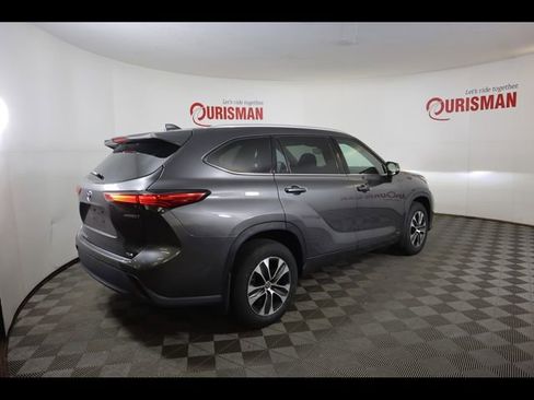 Used 2022 Toyota Highlander XLE AWD/4WD image 10