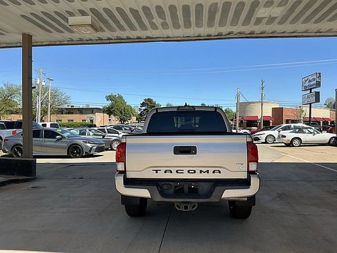 Used 2017 Toyota Tacoma TRD Sport w/ Tow Package image 6
