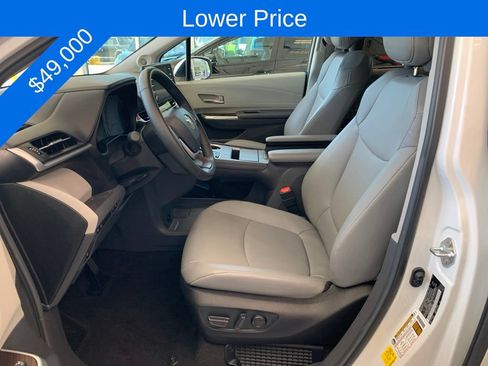 Used 2024 Toyota Sienna XLE w/ XLE Plus Package AWD/4WD image 3