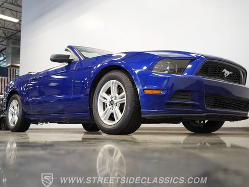 Used 2014 Ford Mustang Convertible RWD image 35