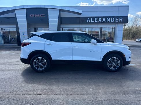 Used 2025 Chevrolet Blazer LT AWD/4WD image 2