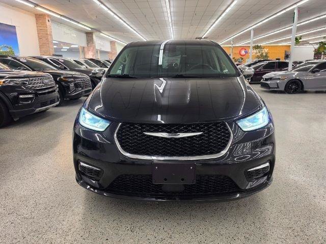 Used 2023 Chrysler Pacifica Limited FWD image 2