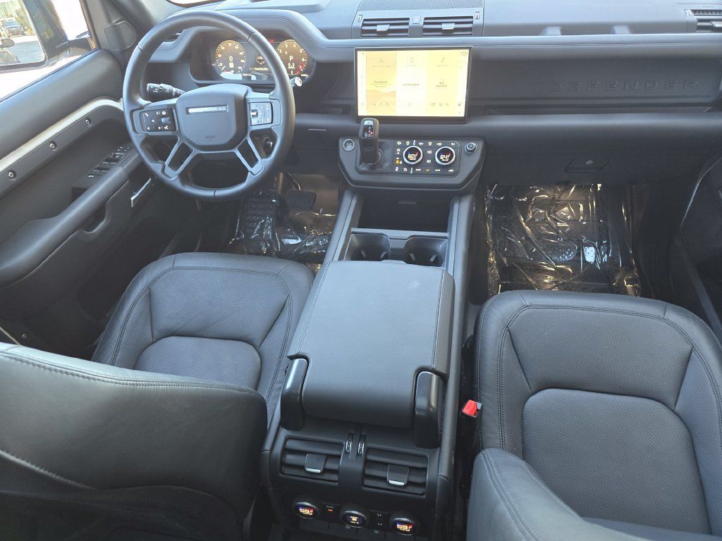 Used 2025 Land Rover Defender 130 X-Dynamic SE AWD/4WD image 24