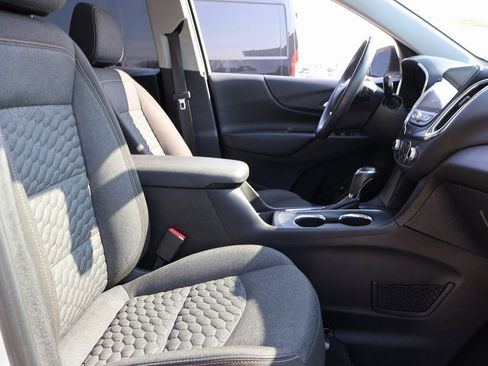 Used 2018 Chevrolet Equinox LT w/ Sun & Infotainment Package image 9