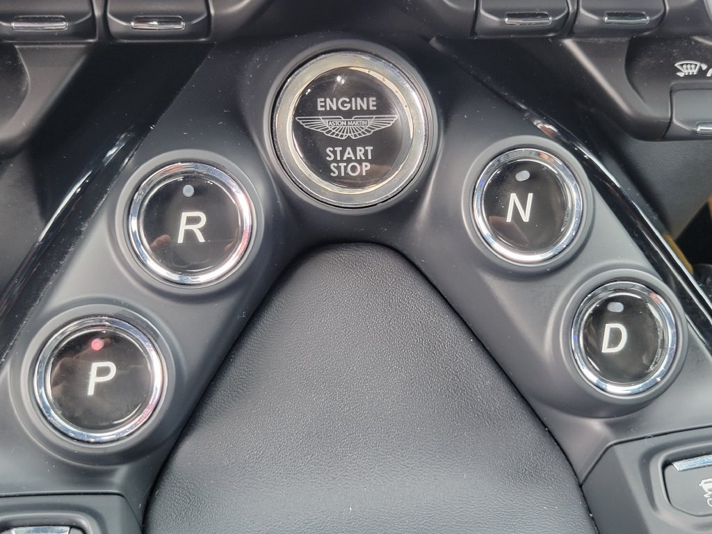 Used 2023 Aston Martin V8 Vantage Coupe RWD image 35
