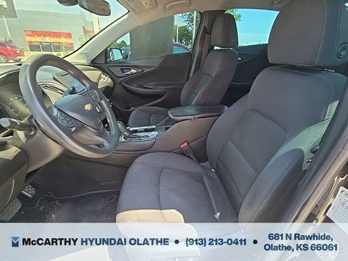 Used 2017 Chevrolet Malibu LT FWD image 3