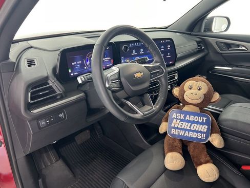 Used 2025 Chevrolet Traverse LT w/ Sun and Wheel Package image 9