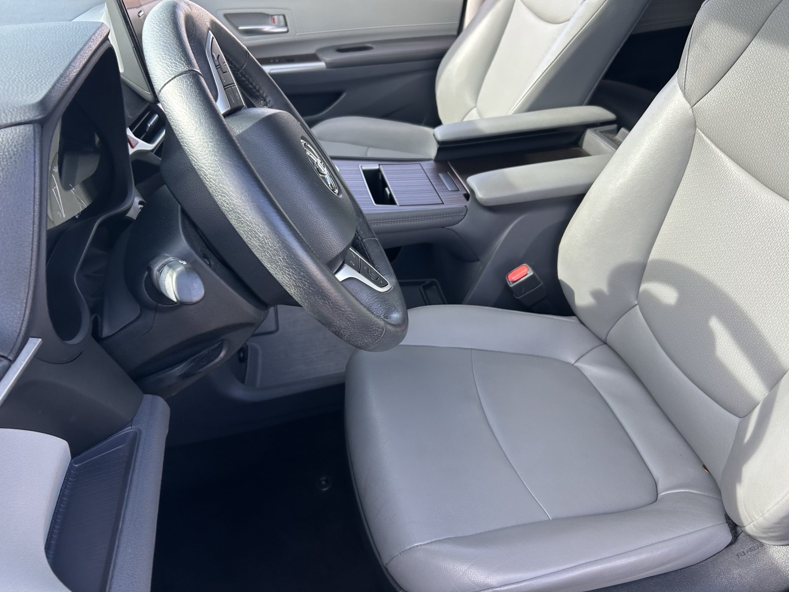 Used 2024 Toyota Sienna XLE FWD image 14