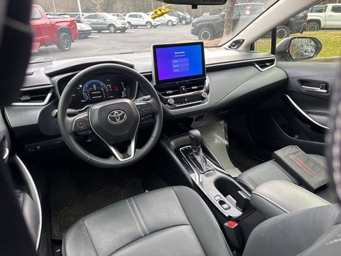 Used 2025 Toyota Corolla XLE image 2
